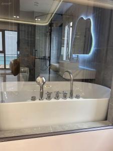 nhà 7 tầng thang máy - lô góc, ô tô tải tận nhà, full nội thất xịn sò.